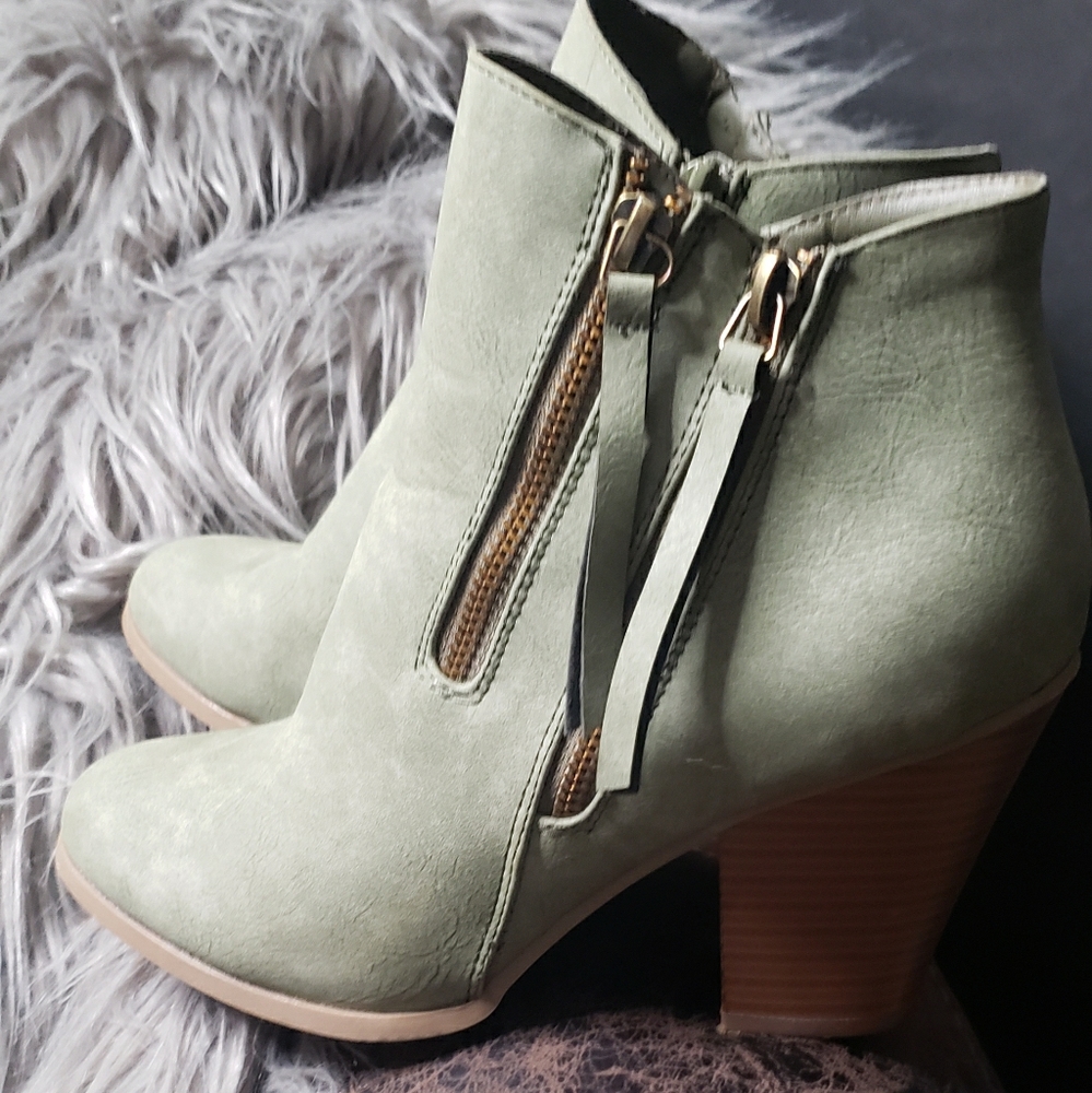 LNWOT - Women's Soft Olive Boot/Booties Size 8